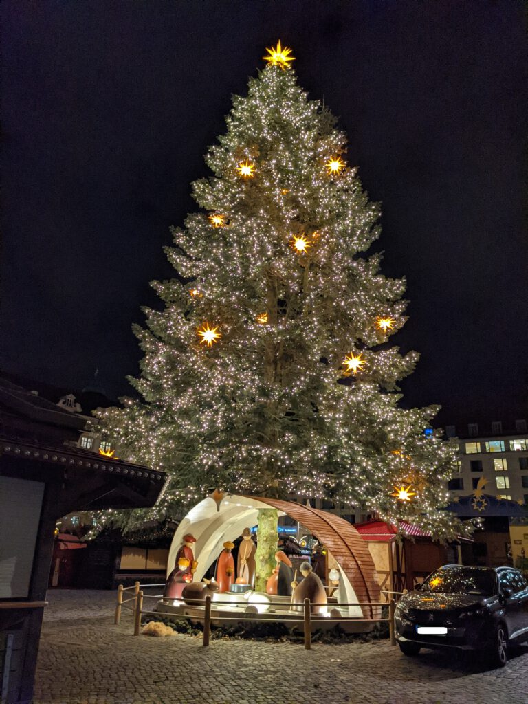 Weihnachtsbaum mit Krippenspiel